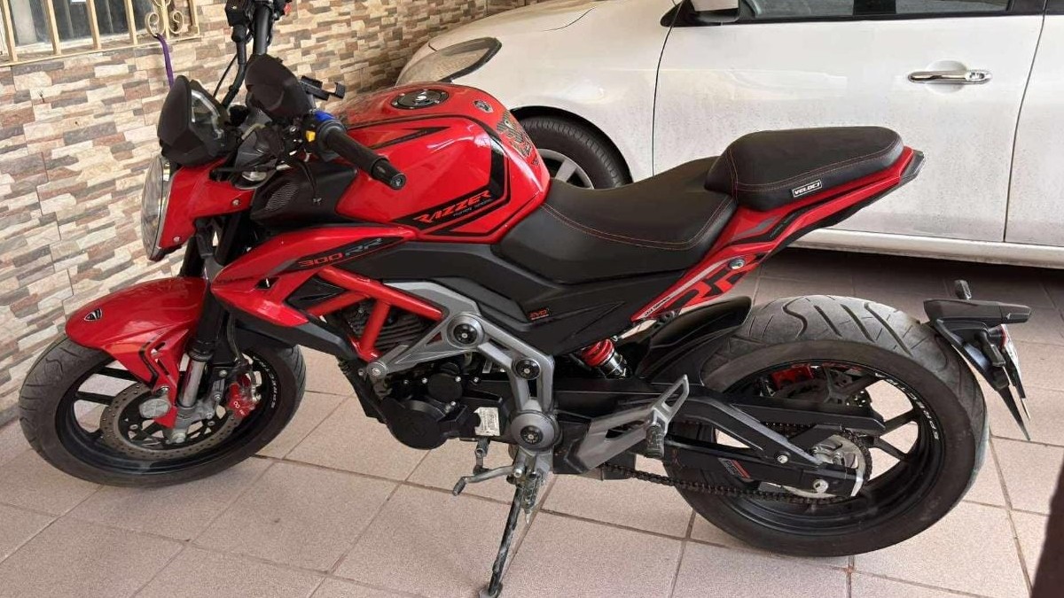 Motocicleta en color rojo y negro estacionada