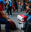 Personas descansando tras caminar en el Centro de la Ciudad de México.