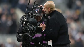 Pep Guardiola reclamando airadamente a un camarógrafo tras la derrota del Machester City contra el Arsenal.