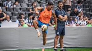 Luis Chávez entrenando con Rayados bajo la supervisión del auxiliar técnico y ex jugador del Monterrey, Nicolás Sánchez.
