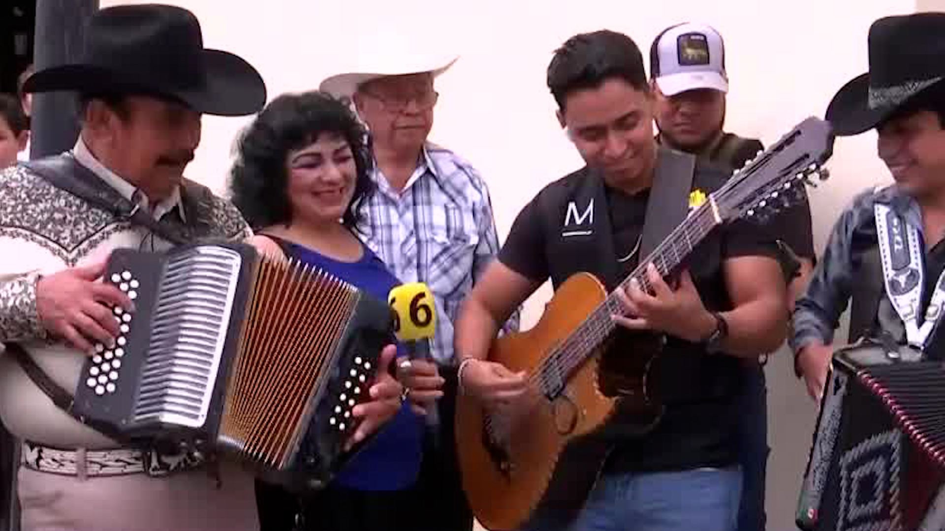 Entre guitarras, acordeones y otros instrumentos, las calles de la Colonia Florida en Monterrey se llenaron de melodías para festejar este 22 de Noviembre.