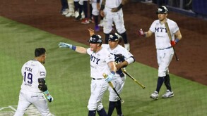 Jugadores de Sultanes de Monterrey en un partido de beisbol.