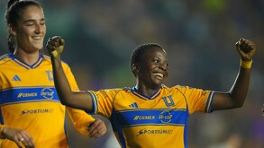 Thembi Kgatlana y Diana Ordoñez celebrando un gol en la Liga MX Femenil.