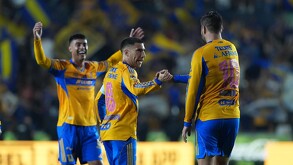 Fernando Gorriarán saludando a Gignac en un partido de Liga MX.