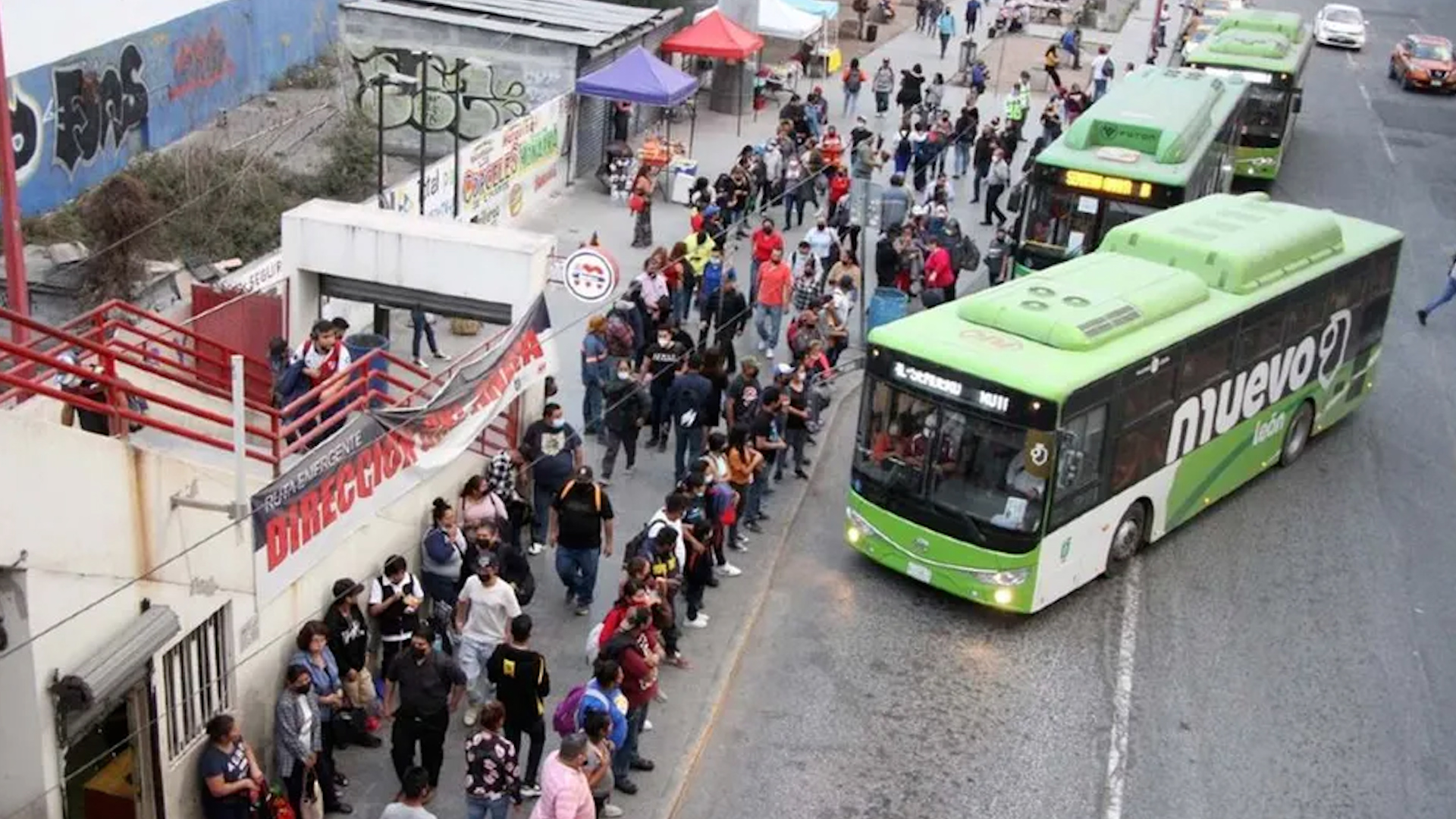 Cámaras de videovigilancia de una casa captó el momento en que el responsable se lleva una camioneta en cuestión de segundos.