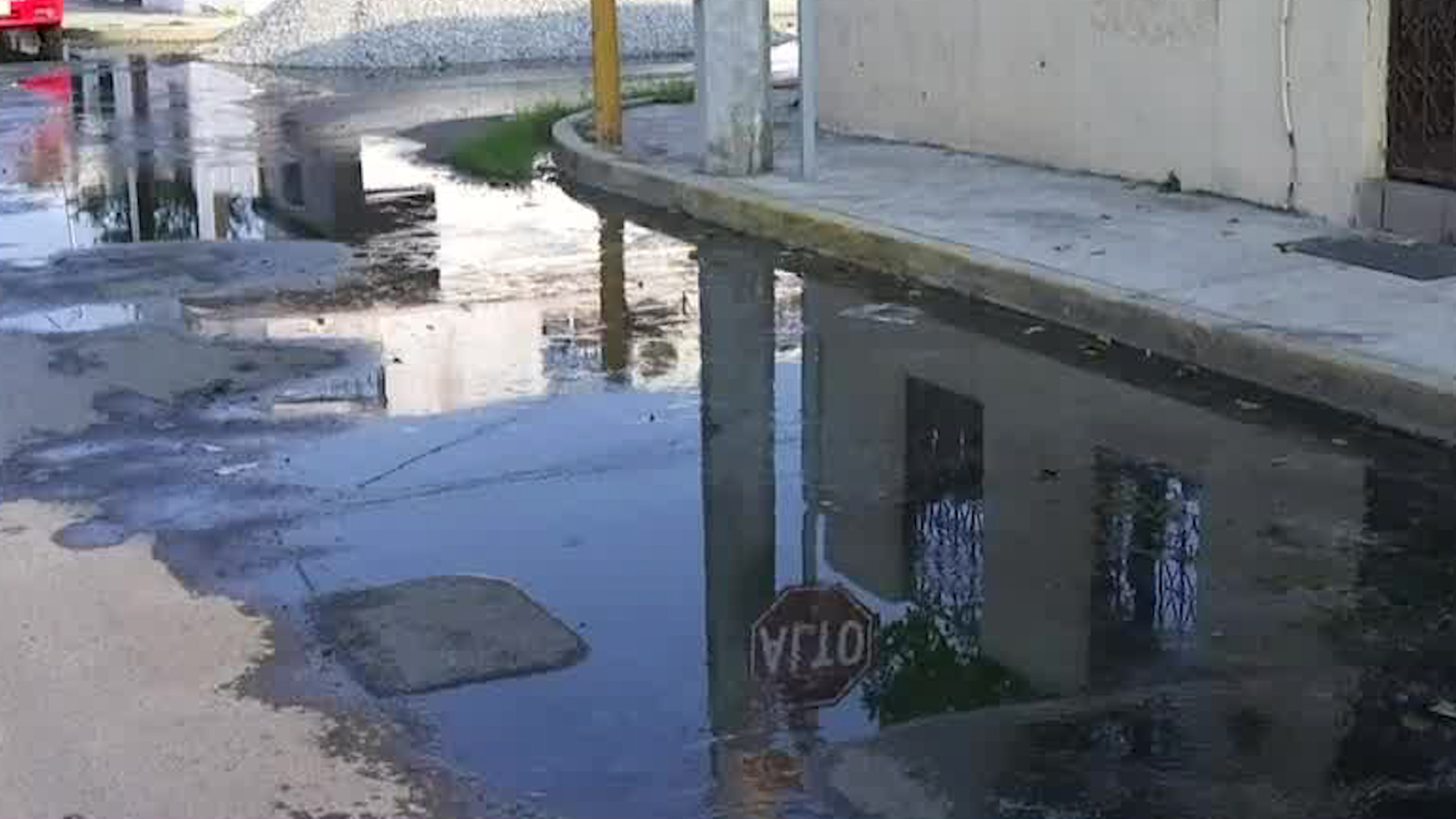 Un registro dañado libera contantemente aguas residuales, lo que genera condiciones insalubres para los habitantes.