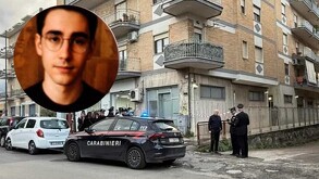 Vista de la casa donde ocurrió el asesinato con patrulla y oficiales de la policía italiana. En la esquina superior izquierda foto de Vincenzo Ricciardi