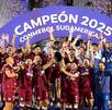 Jugadores y cuerpo técnico de Lanús levantando la Copa Sudamericana