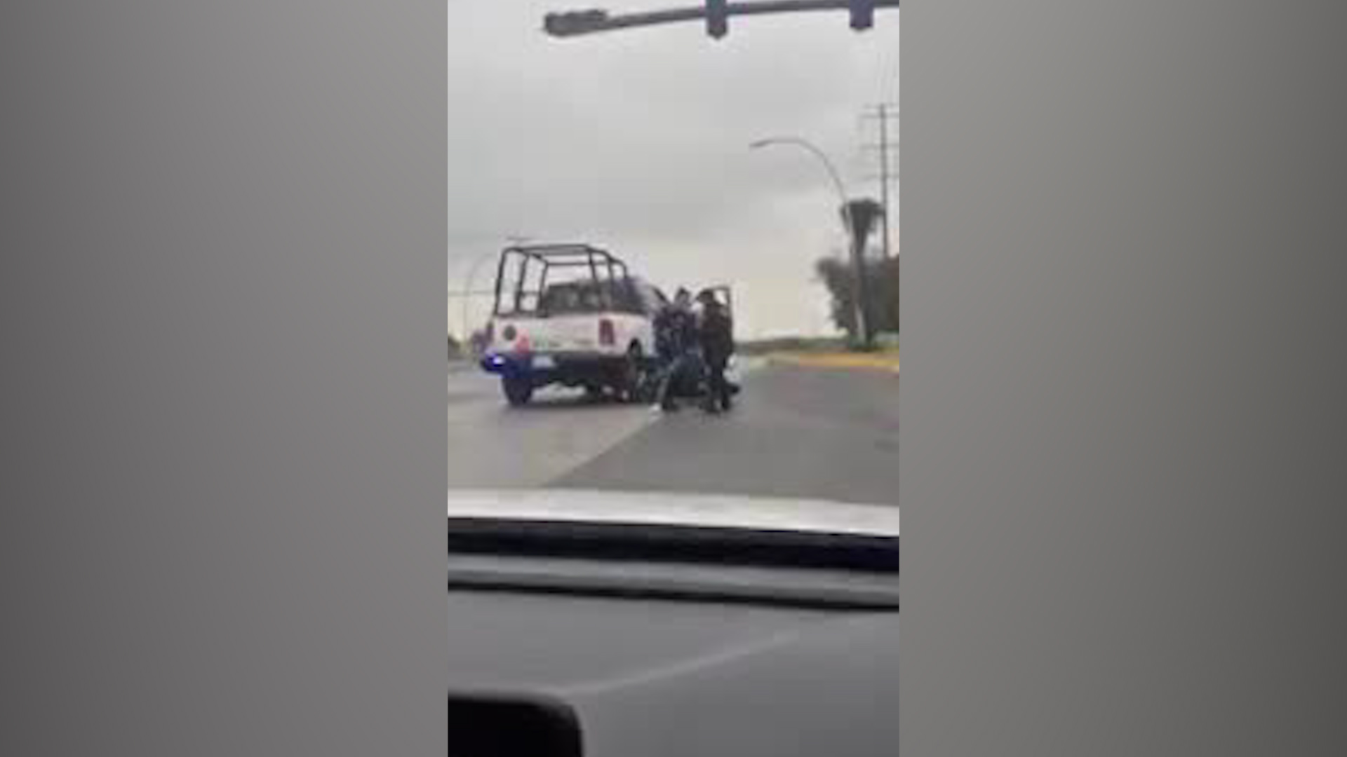 La forma en que elementos de la Policía de Guadalupe detuvieron a una mujer que viajaba en una motocicleta generó inconformidad entre ciudadanos.