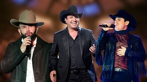 De izquierda a derecha: Carin León, Julión Álvarez y Alfredito Olivas cantando sobre un fondo del palenque de Arandas desenfocado