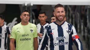 Sergio Ramos y Santiago Mele en el túnel del Gigante de Acero previo a salir a jugar con Rayados .