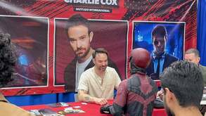 Charlie Cox firmando autógrafos en La Conve 64 en Monterrey.