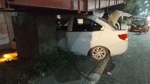auto estrellado en puente peatonal