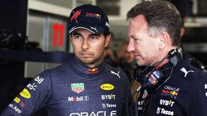 Checo Pérez y Christian Horner platicando previo a una carrera, ambos con la escudería Red Bull.