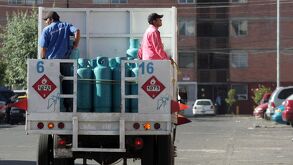 Camioneta repartidora de cilindros de gas LP en conjunto habitacional de Puebla.