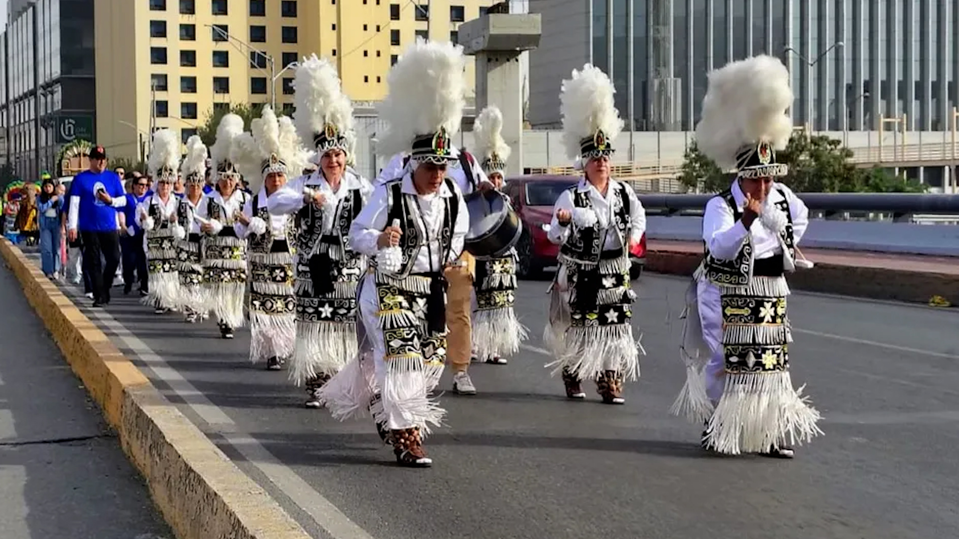Miles de creyentes se dan cita en la basílica de Monterrey para celebrar su fe.
