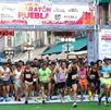 Foto del inicio de la carrera del Maratón Puebla 2025.
