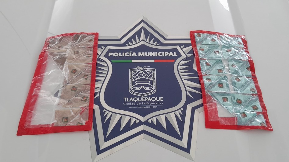 Envoltorios de droga incautados sobre una patrulla con el logo de la Policía Municipal de Tlaquepaque