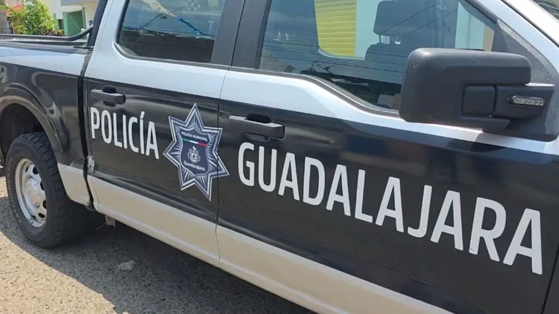 Policía recibió un reporte de detonaciones con armas de fuego por parte de sujetos a bordo de una camioneta.