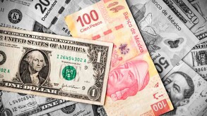 Billete de 100 pesos resaltando sobre una cama de dólares.