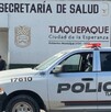 Patrulla de la Policía Municipal de Tlaquepaque al exterior de una unidad médica de urgencias con una ambulancia estacionada