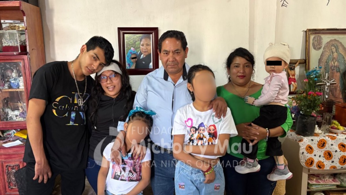 Jazlyn Azuleth con su familia tras regresar a México.