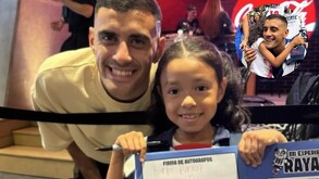 Germán Berterame junto a una aficionada del Monterrey llamada Amira, quien declaró que el delantero de Rayados es su ídolo.
