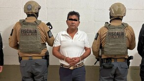 Agentes de la Fiscalía mexiquense deteniendo a Guillermo ‘N’, miembro del Sindicato 22 de octubre.