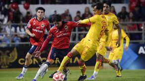 Jugadores de Irapuato y Morelia durante el partido de vuelta de la Semifinal en el Apertura 2025 de la Expansión MX.