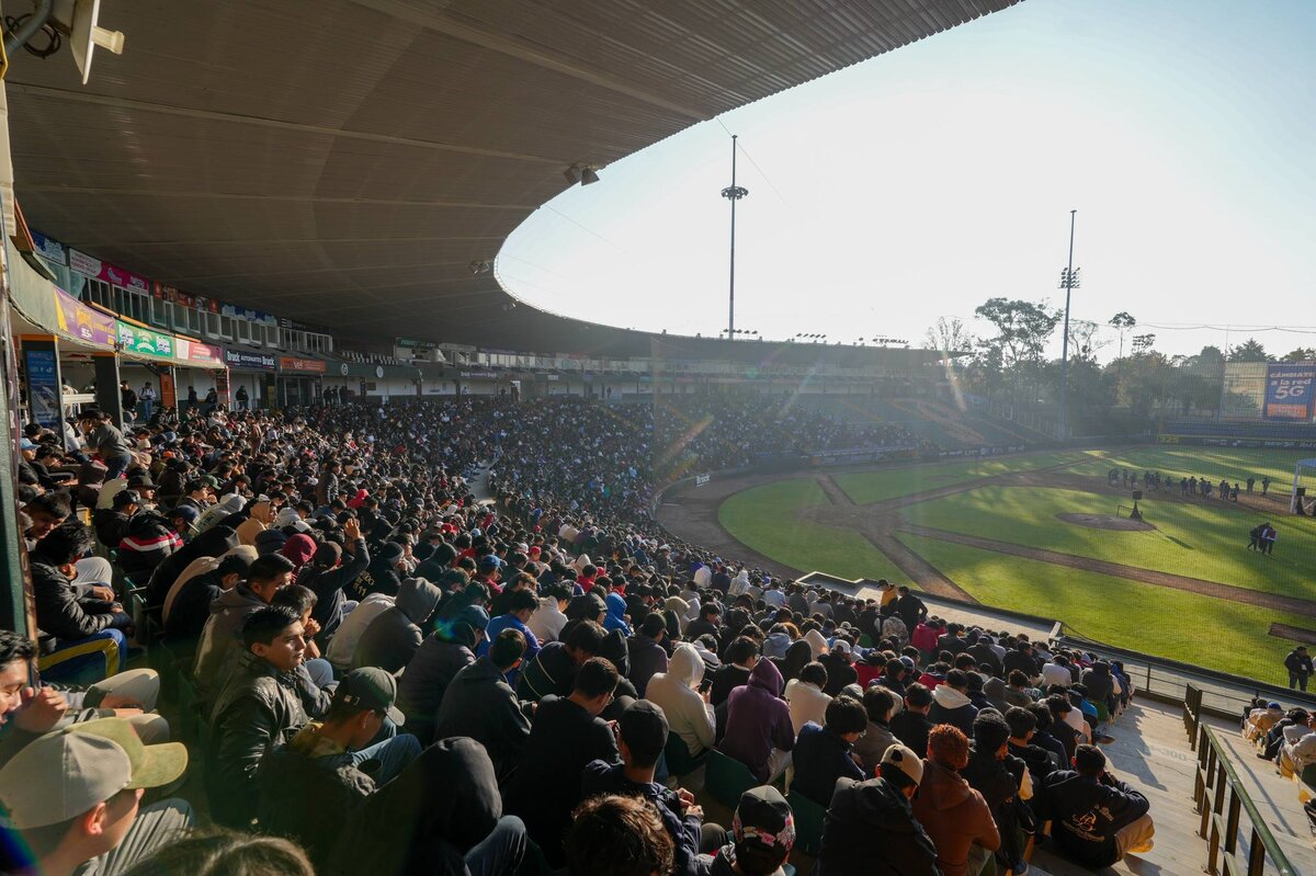 Jóvenes acuden al sorteo para el servicio militar.