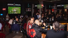 Gente disfrutando en la inauguración de Cachirules Sports Bar & Kitchen, restaurante de Javier Aquino.