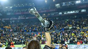 El trofeo de la Liga MX Femenil durante los festejos de Tigres Femenil en el 2023.