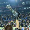 El trofeo de la Liga MX Femenil durante los festejos de Tigres Femenil en el 2023.