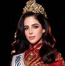 Fátima Bosch con vestido rojo y corona de Miss Universo