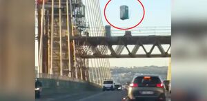 Baño Portatil cayendo desde una gran altura de unaobra pública en Sevilla, dejando las eses sobre la carretera