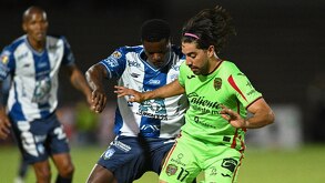 William Carvalho y Rodolfo Pizarro, durante el partido de Juárez y Pachuca en fase regular.