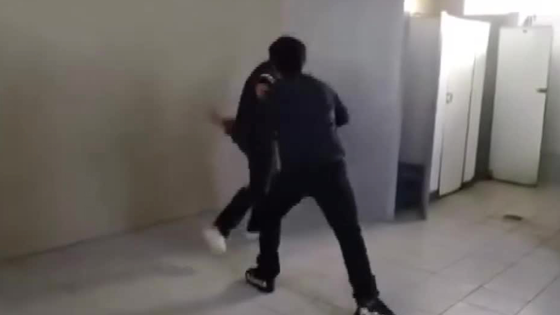 En las grabaciones que se comparten entre estudiantes se muestran múltiples peleas en los baños de la Preparatoria 'Pablo Livas'.