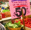 Señora haciendo una mueca al ver los precios en los mercados de Puebla.