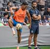 Luis Chávez entrenando con Rayados bajo la supervisión del auxiliar técnico y ex jugador del Monterrey, Nicolás Sánchez.