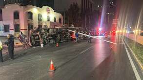 Camión de bomberos volcado en Monterrey