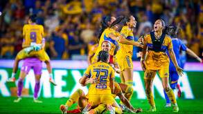Jugadoras de Tigres femenil celebrando la victoria ante América que las convirtió en campeonas de la Liga MX 2025.