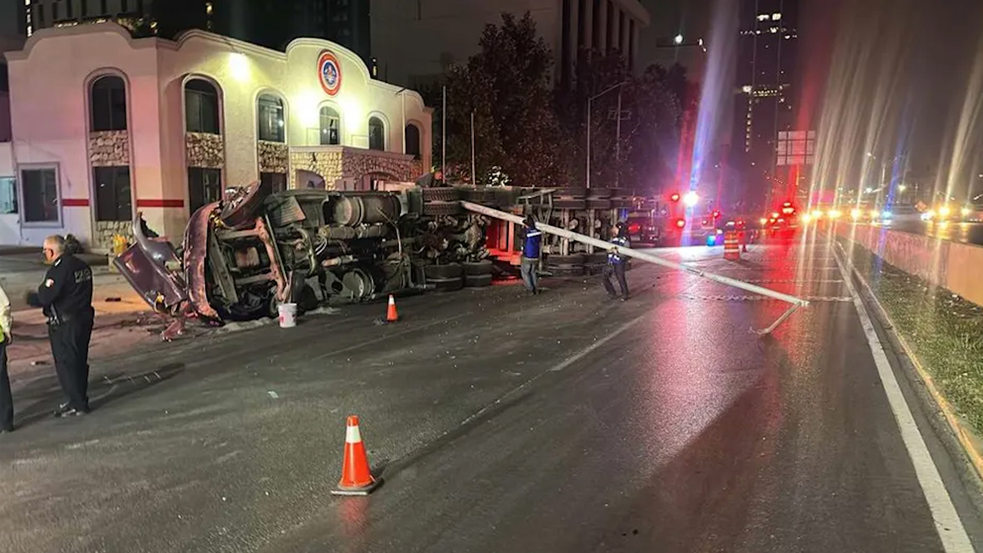 El accidente ocurrió durante la madrugada cuando el conductor de un camión de transporte se quedó dormido mientras conducía.