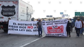 Agricultores de Guanajuato reanudan bloqueos en al menos seis carreteras federales y estatales en rechazo a la reforma a la Ley General de Aguas.