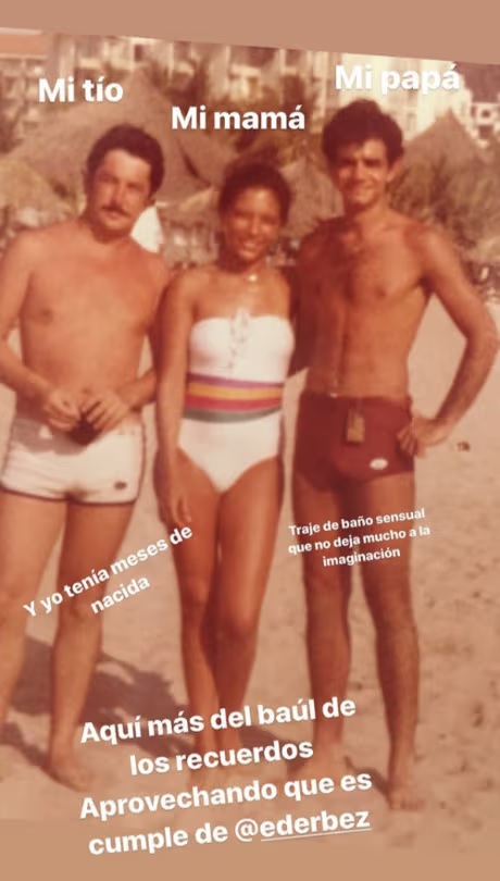 Tres personas posando para una fotografía desde la playa.