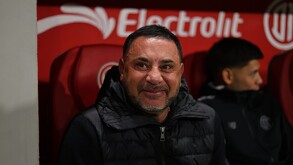 Antonio 'Turco' Mohamed sentado en la banca del Estadio Nemesio Díez en un partido del Toluca.