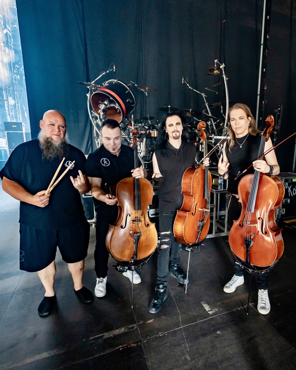 Apocalyptica en backstage de una presentación en 2025
