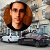 Vista de la casa donde ocurrió el asesinato con patrulla y oficiales de la policía italiana. En la esquina superior izquierda foto de Vincenzo Ricciardi