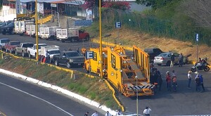 Automóviles y vehículos de carga atorados en una carretera de Michoacán ante los bloqueos realizados por transportistas