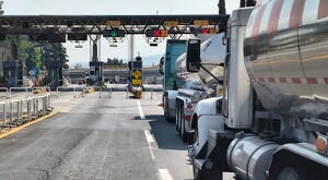 Tráiler parado frente a las casetas que se encuentran bloqueadas en la carretera a Ocotlán en Jalisco