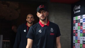 Camilo Vargas caminando por los pasillos del Estadio Jalisco previo a un partido con Atlas.